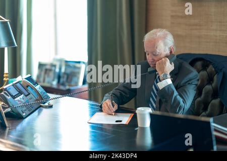 Washington, Usa. 29. September 2022. US-Präsident Joe Biden, telefoniert mit dem Gouverneur von Florida, Ron DeSantis, um die Bereitstellung von Bundesunterstützung zur Erholung von der Zerstörung durch den durch den US-amerikanischen Präsidenten Ian aus dem Weißen Haus, 29. September 2022, in Washington, DC, zu besprechen.Quelle: Adam Schultz/White House Photo/Alamy Live News Stockfoto