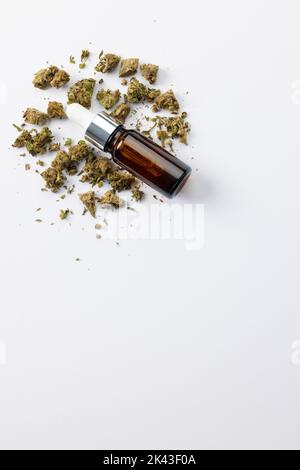 Vertikale Abbildung einer Flasche CBD-Öl auf weißer Oberfläche Stockfoto