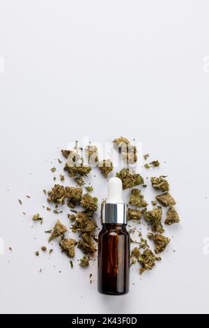 Vertikale Abbildung einer Flasche CBD-Öl auf weißer Oberfläche Stockfoto