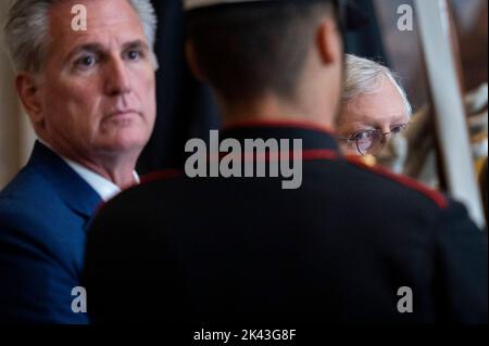 Washington, Vereinigte Staaten Von Amerika. 29. September 2022. Kevin McCarthy (Republikaner von Kalifornien), Minderheitsführer des Repräsentantenhauses der Vereinigten Staaten, links, Und der Minderheitsführer des US-Senats, Mitch McConnell (Republikaner von Kentucky), rechts, beobachtet eine militärische Ehrenwache während einer Zeremonie zur Enthüllung einer Statue des ehemaligen US-Präsidenten Harry Truman in der Rotunde des US-Kapitols in Washington, DC, Donnerstag, den 29. September, 2022. Kredit: Cliff Owen/CNP/Sipa USA Kredit: SIPA USA/Alamy Live News Stockfoto