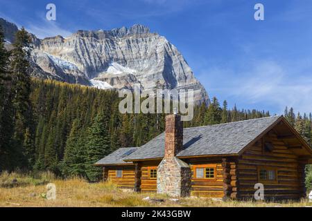 Alpine Club of Canada Elizabeth Parker Hut, Lake O'Hara. Vintage rustikale Holzhütte, kanadische Rocky Mountain Peak Landschaft, BC Yoho Nationalpark Stockfoto