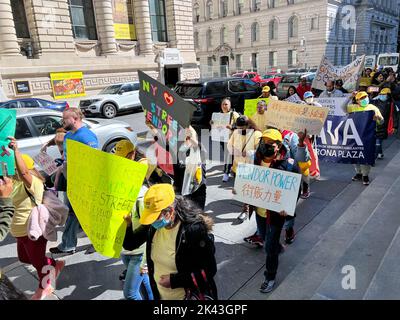 New York, NY, USA. 29. September 2022. Hunderte von Straßenverkäufern und ihre Familien gingen heute Morgen auf die Straßen von Lower-manhattan, New York City, und forderten eine bessere Behandlung der Straßenverkäufern durch die Polizeibehörde und Stadtinspektoren. Kredit: Ryan Rahman/Alamy Live Nachrichten. Stockfoto