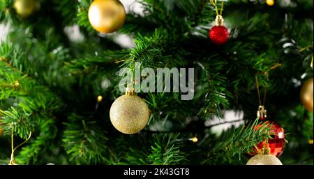 Bild von Nahaufnahme von weihnachtsbaum mit roten und goldenen Kugeln Dekoration Stockfoto