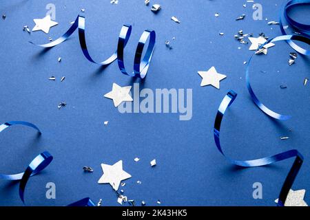 Komposition von Nahaufnahme von Dekorationen aus dem neuen Jahr auf blauem Hintergrund Stockfoto