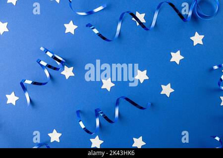 Komposition von Nahaufnahme von Dekorationen aus dem neuen Jahr auf blauem Hintergrund Stockfoto