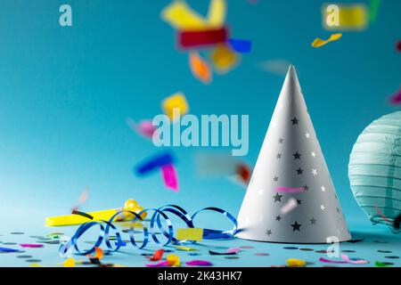 Komposition von Nahaufnahme von Dekorationen aus dem neuen Jahr auf blauem Hintergrund Stockfoto