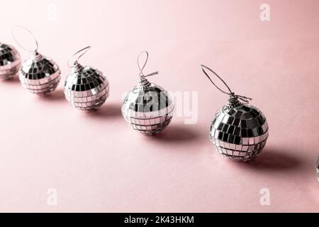 Komposition von Nahaufnahme der neuen Jahre Kugeln auf weißem Hintergrund Stockfoto