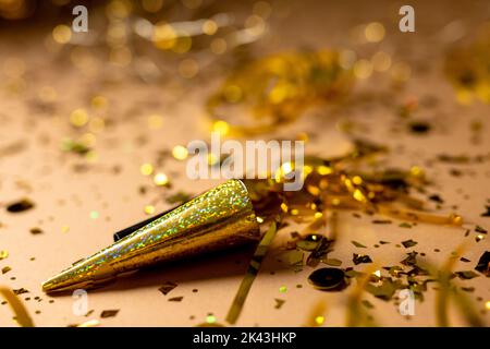 Komposition von Nahaufnahme der New Years Dekorationen über Konfetti Stockfoto