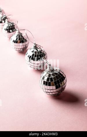 Komposition von Nahaufnahme der neuen Jahre Kugeln auf weißem Hintergrund Stockfoto