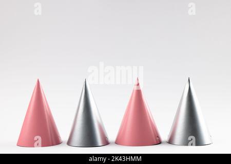 Komposition von Nahaufnahme der Jahresmützen auf weißem Hintergrund Stockfoto