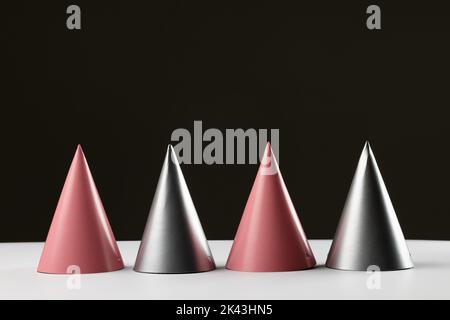 Komposition von Nahaufnahme der New Years Hüte auf schwarzem Hintergrund Stockfoto