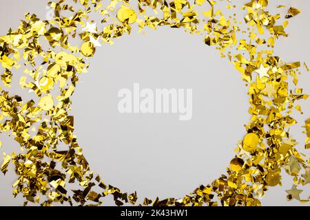 Komposition von Nahaufnahme von New Years Konfetti auf weißem Hintergrund Stockfoto