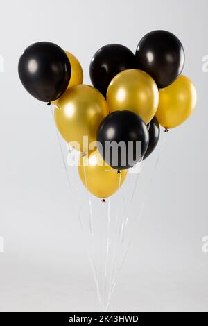 Komposition von Nahaufnahme von New Years Ballons auf weißem Hintergrund Stockfoto