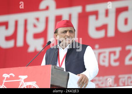 Lucknow, Indien. 29. September 2022. LUCKNOW, INDIEN - 29. SEPTEMBER: Akhilesh Yadav spricht die Menge an, nachdem der nationale Generalsekretär der Samajwadi-Partei, RAM Gopal Yadav, am 29. September 2022 in Lucknow, Indien, die einstimmige Wiederwahl des SP-Nationalpräsidenten Akhilesh Yadav für das Amt während der Nationalversammlung auf dem Ramabai Ambedkar-Rally Ground erklärt hatte. (Foto: Deepak Gupta/Hindustan Times/Sipa USA) Quelle: SIPA USA/Alamy Live News Stockfoto