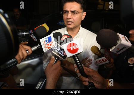 Indien. 29. September 2022. NEU DELHI, INDIEN - 29. SEPTEMBER: Die Kongressleiterin Sachin Pilot interagiert mit den Medien nach einem Treffen mit Sonia Gandhi in ihrem Wohnsitz am 29. September 2022 in Neu Delhi, Indien. Das Treffen kam nur wenige Stunden nach seinem Rivalen und Rajasthan Chief Minister Ashok Gehlot aus dem Rennen, um die Präsidentschaftswahlen im Kongress bestreiten entschieden. (Foto von Arvind Yadav/Hindustan Times/Sipa USA) Quelle: SIPA USA/Alamy Live News Stockfoto