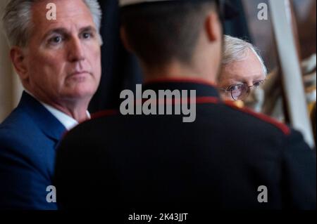 Washington, Vereinigte Staaten. 29. September 2022. Kevin McCarthy (Republikaner von Kalifornien), Minderheitsführer des Repräsentantenhauses der Vereinigten Staaten, links, Und der Minderheitsführer des US-Senats, Mitch McConnell (Republikaner von Kentucky), rechts, beobachtet eine militärische Ehrenwache während einer Zeremonie zur Enthüllung einer Statue des ehemaligen US-Präsidenten Harry Truman in der Rotunde des US-Kapitols in Washington, DC, Donnerstag, den 29. September, 2022. Kredit: Cliff Owen/CNP/dpa/Alamy Live News Stockfoto