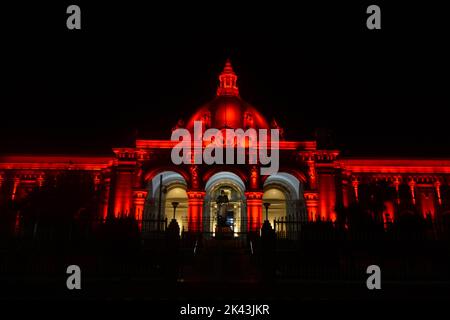 Lucknow, Indien. 29. September 2022. LUCKNOW, INDIEN - 29. SEPTEMBER: Uttar Pradesh Vidhan Bhawan, beleuchtet in roter Farbe anlässlich des Weltherztages am 29. September 2022 in Lucknow, Indien. (Foto: Deepak Gupta/Hindustan Times/Sipa USA) Quelle: SIPA USA/Alamy Live News Stockfoto