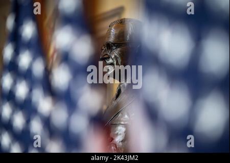 Washington, Vereinigte Staaten. 29. September 2022. Die Statue des ehemaligen US-Präsidenten Harry S Truman wird durch American Flags gesehen, nachdem sie in der Rotunde des US-Kapitols in Washington, DC, am Donnerstag, den 29. September, enthüllt wurde. 2022. Kredit: Cliff Owen/CNP/dpa/Alamy Live News Stockfoto