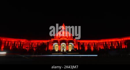 Lucknow, Indien. 29. September 2022. LUCKNOW, INDIEN - 29. SEPTEMBER: Uttar Pradesh Vidhan Bhawan, beleuchtet in roter Farbe anlässlich des Weltherztages am 29. September 2022 in Lucknow, Indien. (Foto: Deepak Gupta/Hindustan Times/Sipa USA) Quelle: SIPA USA/Alamy Live News Stockfoto