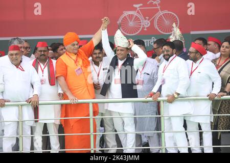 Lucknow, Indien. 29. September 2022. LUCKNOW, INDIEN - 29. SEPTEMBER: SP-Mitarbeiter gratulieren Akhilesh Yadav, nachdem der nationale Generalsekretär der Samajwadi-Partei, RAM Gopal Yadav, am 29. September 2022 in Lucknow, Indien, die einstimmige Wiederwahl des SP-Nationalpräsidenten Akhilesh Yadav für den Posten während der Nationalversammlung auf dem Ramabai Ambedkar-Rally Ground erklärt hatte. (Foto: Deepak Gupta/Hindustan Times/Sipa USA) Quelle: SIPA USA/Alamy Live News Stockfoto