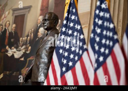 Washington, Vereinigte Staaten. 29. September 2022. Die Statue des ehemaligen US-Präsidenten Harry Truman, nachdem sie in der Rotunde des US-Kapitols in Washington, DC, am Donnerstag, den 29. September 2022 enthüllt wurde. Kredit: Cliff Owen/CNP/dpa/Alamy Live Nachrichten Stockfoto