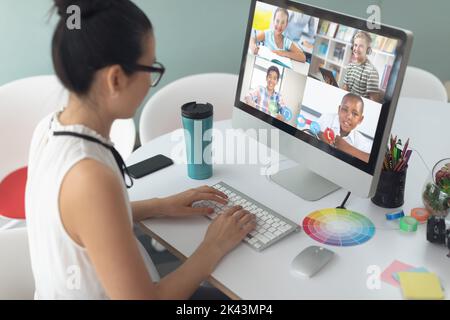Kaukasische Lehrerin, die einen Computer in einem Videoanruf mit Schulkindern benutzt, die von zu Hause aus lernen. Online-Bildung zu Hause bleiben in Selbstisolation duri Stockfoto