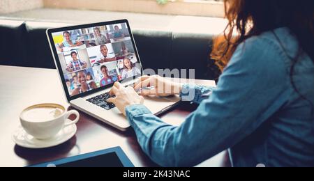 Kaukasische Lehrerin, die Online-Unterricht für Schüler gibt. Zu Hause in Isolation während der Quarantänesperre. Stockfoto