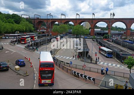 Stockport Busbahnhof, Blick nach Westen in Richtung Viaduct , WCML zwischen Stockport Bahnhof und Manchester Piccadilly, Cheshire, England, UK,SK1 1NU Stockfoto