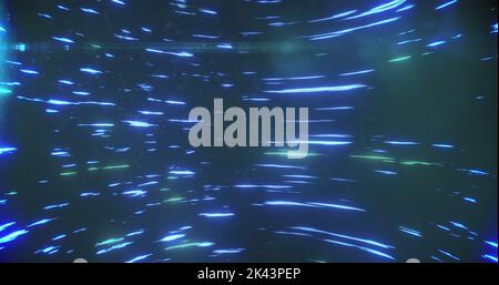 Abbildung mehrerer blau leuchtender Lichtspuren, die sich in hypnotischer Bewegung in nahtloser Schleife drehen. Farb- und Bewegungskonzept digital generiertes Bild. Stockfoto