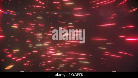 Abbildung mehrerer rot leuchtender Lichtspuren, die sich in hypnotischer Bewegung in nahtloser Schleife drehen. Farb- und Bewegungskonzept digital generiertes Bild. Stockfoto