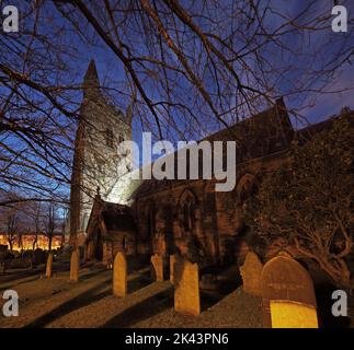 St Thomas Church and Graveyard, London Road, Stockton Heath, Warrington, Cheshire, England, Großbritannien, WA4 6HJ, bei Dämmerung Stockfoto