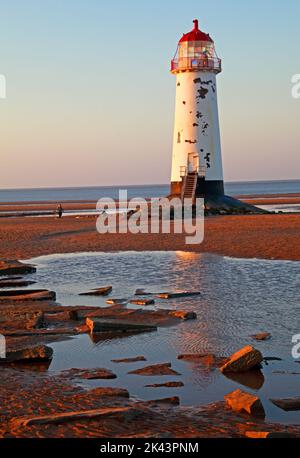 Point of Ayr Lighthouse, auch bekannt als Talacre Lighthouse, Nordküste von Wales, Großbritannien, CH8 9RD, bei Sonnenuntergang am Abend Stockfoto