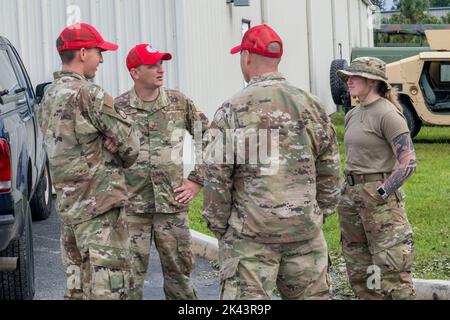 Bradenton, Florida, USA. 29. September 2022. Mitglieder der 202. Rapid Engineer Deployable Heavy Operational Repair Squadron Engineers (RED HORSE) der Florida Air National Guard fahren südlich von Bradenton, Florida, um Trümmer von den Straßen in den Grafschaften Manatee, Charolette, und Lee zu entfernen, 29. September 2022. Das 202. RED HORSE Squadron, stationiert in Camp Blanding, Florida, ist ein spezialisiertes, hochmobiles Tiefbauteam, bestehend aus Florida Air National Guardsmen, das schnelle Reaktionsmöglichkeiten für mehrere weltweite Eventualitäten und Operationen bietet. (Bild: © U.S. National Guar Stockfoto