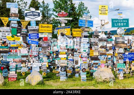 Reisende posten über 100.000 Schilder am Watson Lake Sign Post Forest; Watson Lake; Yukon Territories; Kanada Stockfoto