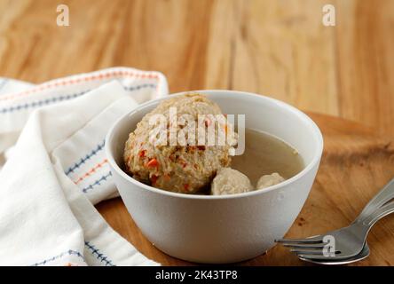 Bakso Pedas oder Spicy Meatball, indonesische Fleischbällchen mit Rinderbrühe. Serviert auf einer Keramikschale Stockfoto