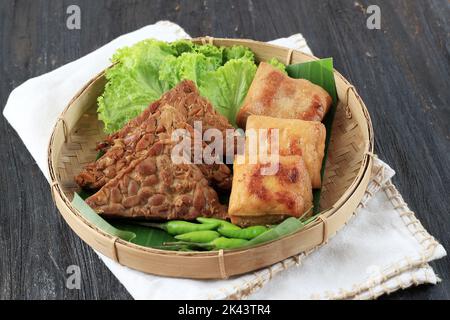 Tempe und Tahu Bacem, Gewürzwürze im indonesischen Stil mit süßem und herzhaftem Geschmack aus Java. Tempeh und Tofu mit verschiedenen Gewürzen und Palm Suga gekocht Stockfoto