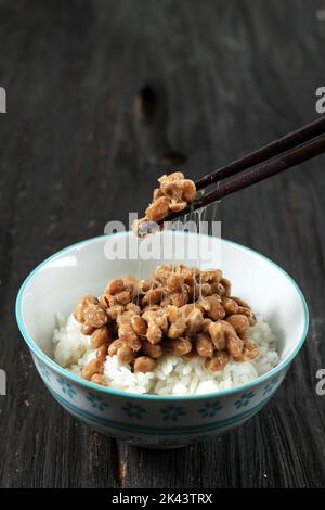 Natto Japanische fermentierte Sojabohnen mit weißem Reis in einer Keramikschale Stockfoto