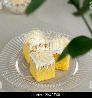 Chiffon-Kuchen in Scheiben mit Rahm und zerkleinerten Käsesorten, ausgewählter Fokus Stockfoto