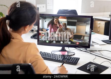 Zusammensetzung der kaukasischen Geschäftsfrau, die mit Kollegen einen Videoanruf führt. Globales Geschäfts- und Datenverarbeitungskonzept digital generiertes Bild. Stockfoto