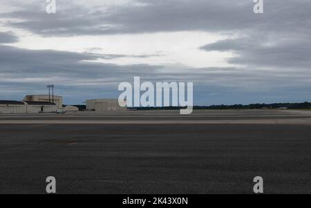 Gemeinsame Basis Charleston, Florida, USA. 29. September 2022. Die Fluglinie der Joint Base Charleston ist leer, nachdem die C-17 Globemaster III-Verlagerungsoperationen zur Vorbereitung auf den Tropensturm Ian auf der Joint Base Charleston, South Carolina, 29. September 2022 abgeschlossen sind. Um das Flugzeug effektiv auf den Umzug vorzubereiten, arbeiteten die Mitarbeiter der Basis zusammen, um sicherzustellen, dass die C-17s betankt und mit der erforderlichen Ausrüstung beladen wurde. Quelle: U.S. Air Force/ZUMA Press Wire Service/ZUMAPRESS.com/Alamy Live News Stockfoto