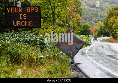 GPS-Warnschild in Stowe, VT, USA, da große Lastwagen GPS folgen und in steilen, kurvigen Smugglers Notch Bergpass stecken bleiben. Stockfoto
