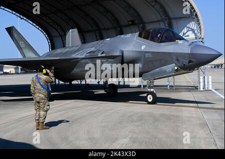 US Air Force Brig. General Michael „Trey“ Rawls, Kommandant des Operationstests und Evaluierungszentrums der Luftwaffe, Kirtland Air Force Base, New Mexico, Taxis zum Start in einem F-35A Lightning II auf dem Luftwaffenstützpunkt Eglin, Florida, 23. September 2022. Rawls besuchte den 33. Fighter Wing, um die Fähigkeit der F-35 zu beurteilen, die betrieblichen Anforderungen zu erfüllen. (USA Luftwaffe Foto von Airman Christian Corley) Stockfoto