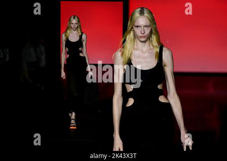 Paris, Frankreich. 29/09/2022, Paris, Frankreich. 29. September 2022. CHLOÃ SS23 Runway während der Pariser Modewoche am 2022. September - Paris, Frankreich. 29/09/2022 Credit: dpa/Alamy Live News Stockfoto
