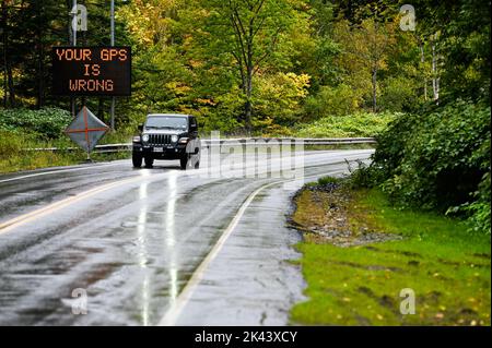 GPS-Warnschild in Stowe, VT, USA, da große Lastwagen GPS folgen und in steilen, kurvigen Smugglers Notch Bergpass stecken bleiben. Stockfoto