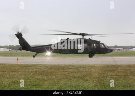 Chief Warrant Officer Five (CW5) Patrick J. Muenks startet auf seinem letzten Flug in einem UH-60 Blackhawk in der Army Aviation Support Facility, Jefferson City, Mo., 23. September 2022. Muenks zog sich nach 41 Jahren engagierter Tätigkeit bei der Nationalgarde der Missouri Army zurück. (Foto der US Army National Guard SPC. Rose Di Trolio.) Stockfoto