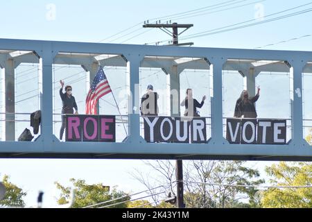 Paramus, New Jersey, USA. 29. September 2022. (NEUE) Personen nehmen an einem Protest gegen den ehemaligen Präsidenten Donald Trump Teil. 29. September 2022, New Jersey, USA: 29. September 2022. Demonstranten versammeln sich auf einer Überführung in der Nähe des Einkaufszentrums Bergen Town Center in Paramus, New Jersey, um gegen den ehemaligen US-Präsidenten Donald J. Trump zu protestieren, der seine Handlungen als verräterisch bezeichnete und dazu aufrief, den Verrat zu stoppen. Demonstranten winken auch zu Passanten, um Roe V. Wade und die Rechte der Frauen zu unterstützen. (Bild: © Kyle Mazza/TheNEWS2 via ZUMA Press Wire) Stockfoto