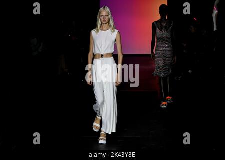 Paris, Frankreich. 29/09/2022, Paris, Frankreich. 29. September 2022. CHLOÃ SS23 Runway während der Pariser Modewoche am 2022. September - Paris, Frankreich. 29/09/2022 Credit: dpa/Alamy Live News Stockfoto