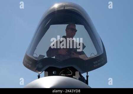 Ein F-35A Lightning II Pilot der US-Luftwaffe, der dem Kampfgeschwader 495. von der Royal Air Force Lakenheath, England, zugewiesen wurde, steht nach der Landung beim Tactical Leadership Program 22-3 auf dem Luftwaffenstützpunkt Los Llanos, Spanien, am 15. September 2022 auf. Die TLP bereitet die Flugführer der NATO und der alliierten Streitkräfte darauf vor, Missionskommandanten zu sein, Luftanschlagpakete der Koalitionstruppen zu leiten und den NATO-Agenturen taktische Luftexpertise zu liefern. (USA Foto der Luftwaffe von Staff Sgt. Charles Welty) Stockfoto