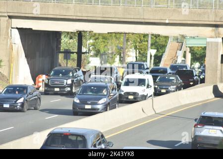 Paramus, New Jersey, USA. 29. September 2022. (NEU) Pendler reisen im starken Verkehr in Paramus. 29. September 2022, Paramus, New Jersey, USA: Pendler reisen im starken Verkehr auf der Route 4 East nach New York City und West und verlassen New York City am 29. September in Paramus, New Jersey (Foto: © Kyle Mazza/TheNEWS2 via ZUMA Press Wire) Stockfoto