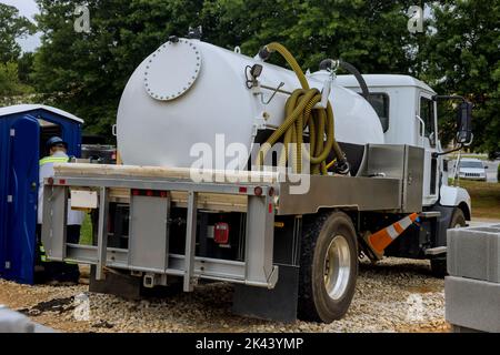 Reinigung einer mobilen Toilette mit einem septischen LKW Stockfoto